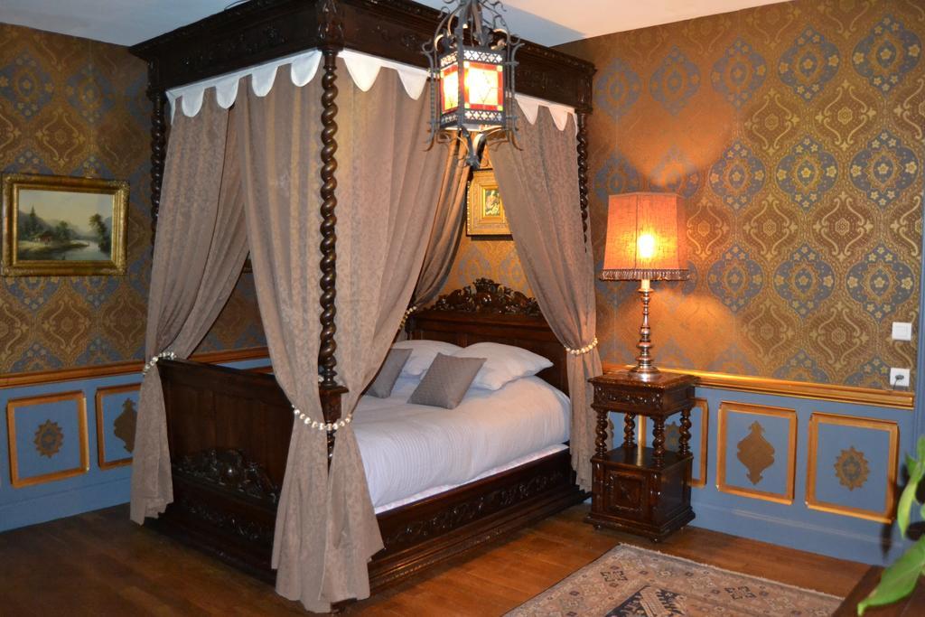 Chateau De Peufeilhoux Vallon-en-Sully Esterno foto